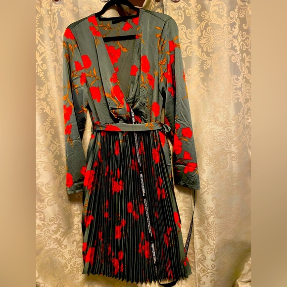 PrettyLittleThing | Dresses | Plus Emerald Green Floral Print Long Sleeve  Pleated Midi | Poshmark